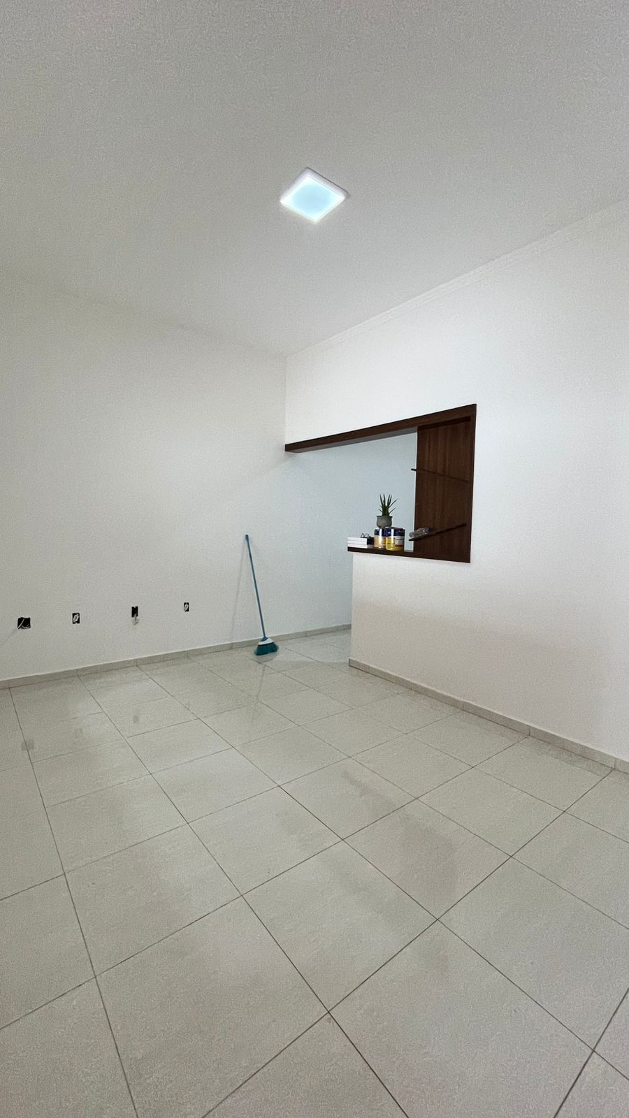 Sala com bancada integrada