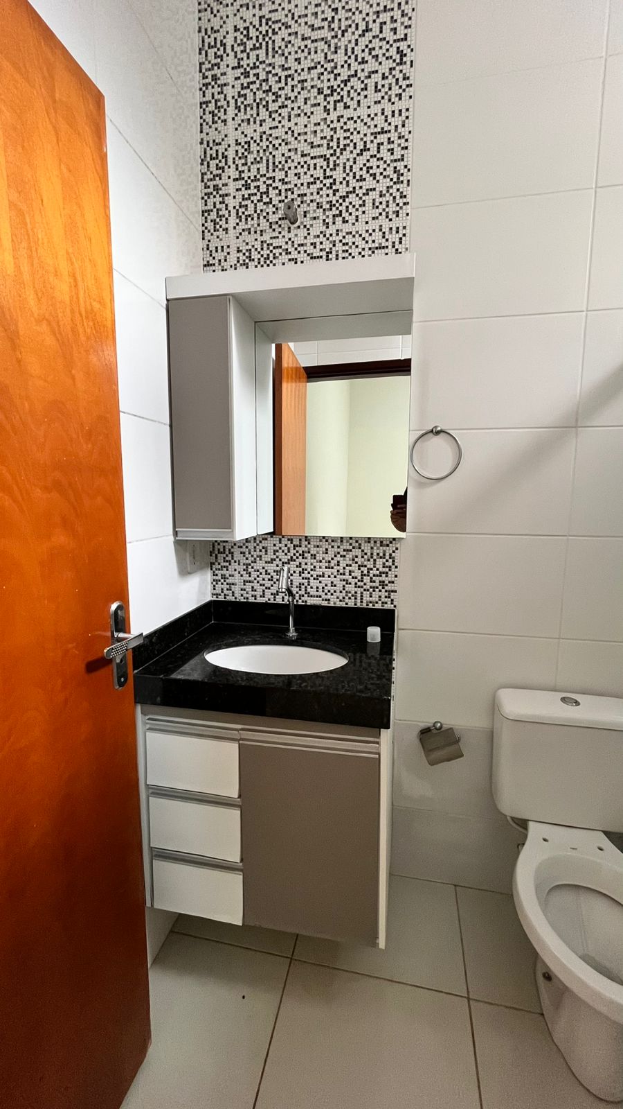Banheiro com bancada em granito